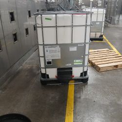 330 Gallon Plastic Tank With A Steel Frame/pallet