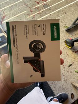 El nombre exacto del producto en inglés es: UGREEN Magnetic Phone Mount for Car Touchscreen