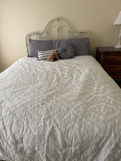 Joanne’s adjustable queen size bed wallhugger