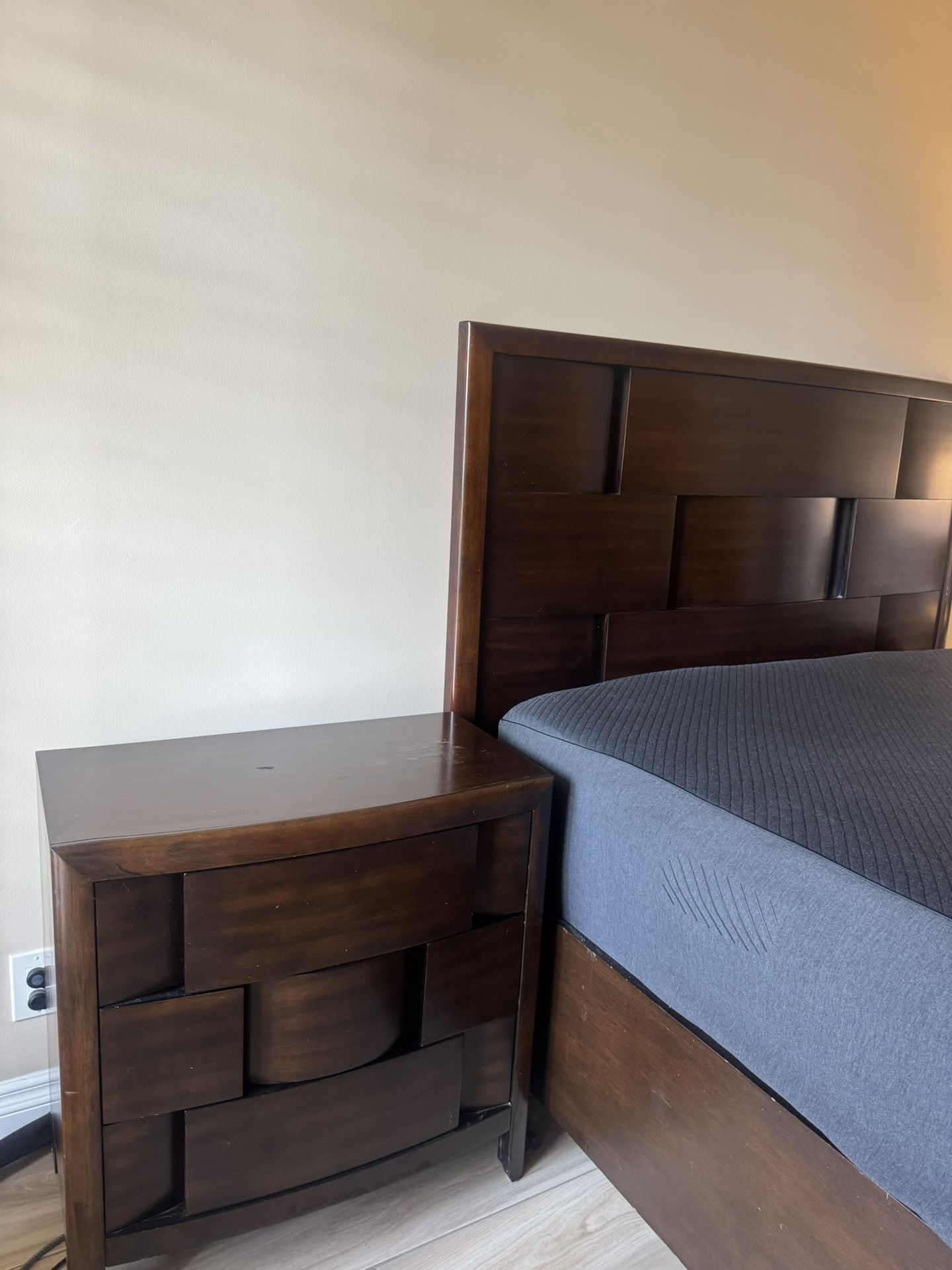 Modern Solid Wood Bedroom 5 piece Set - Queen Bed Frame, Nightstands, Tall chest, Dresser & Mirror