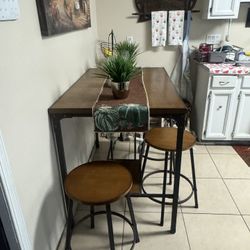 Table With 4 Barstools 