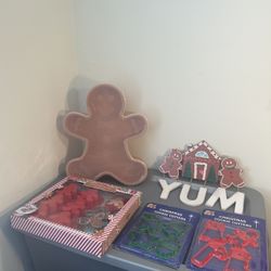 🎄 Gingerbread Cookie Cutter & Storage Bundle – Christmas Baking Set (Pre-Owned)