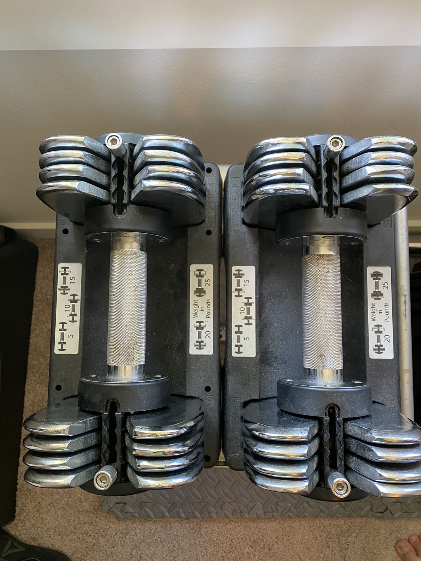 Set of adjustable weights 5-25lbs ( rack included )