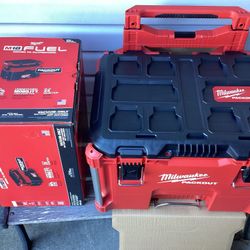 Milwaukee PACKOUT Rolling Tool Box And M18 FUEL PACKOUT Vacuum ( Tool Only).  Brand NEW.
