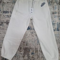 Supreme+NIKE XL White Sweatpants New With Tags. Was a gift and don't fit. 