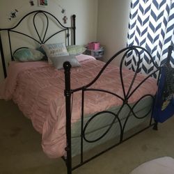Double bed with frame