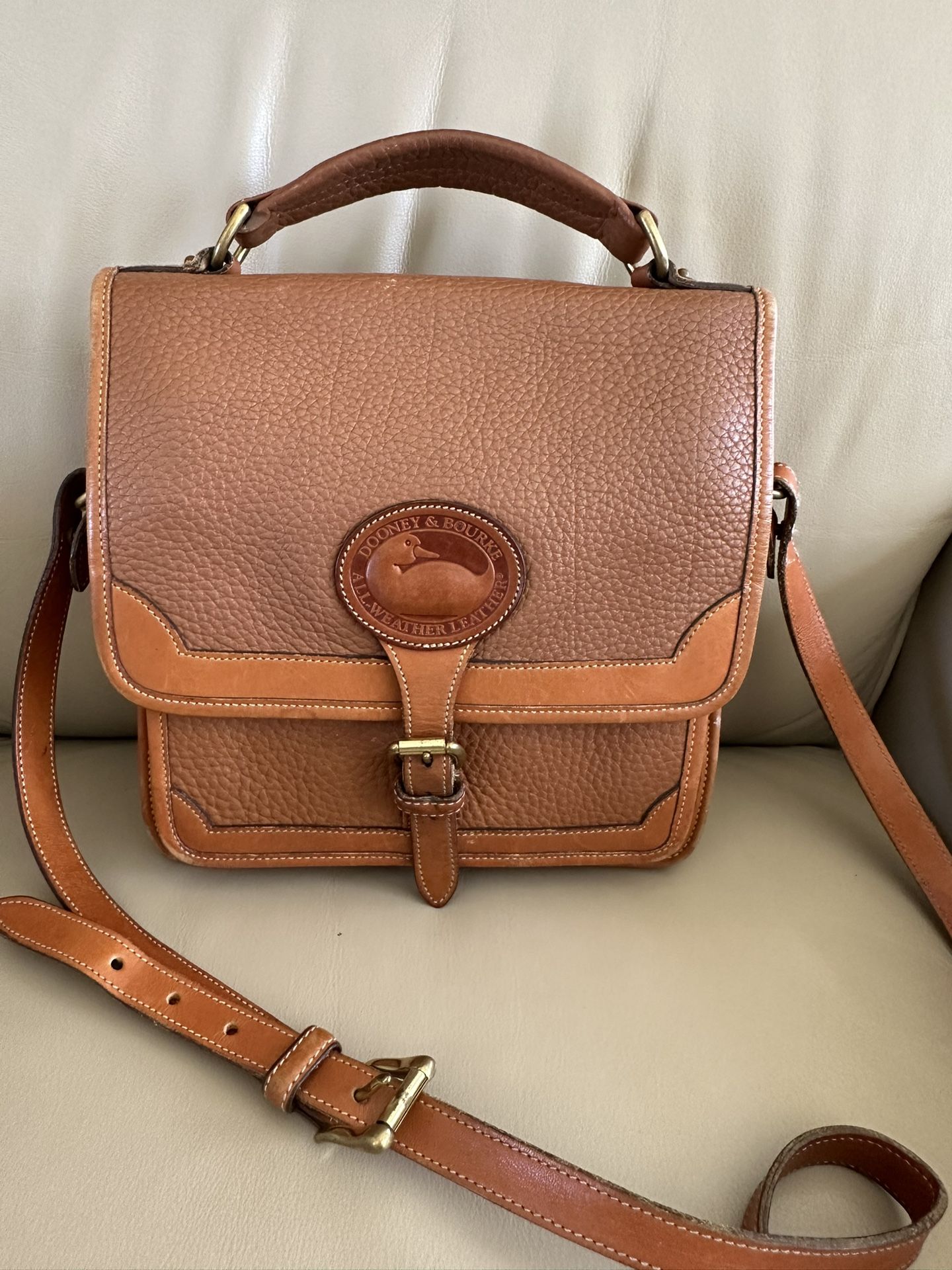 VTG Tan Dooney & Bourke Messenger Crossbody Bag All Weather Leather