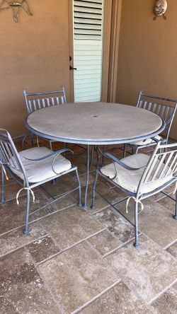 Outdoor Patio Table and 4 Chairs