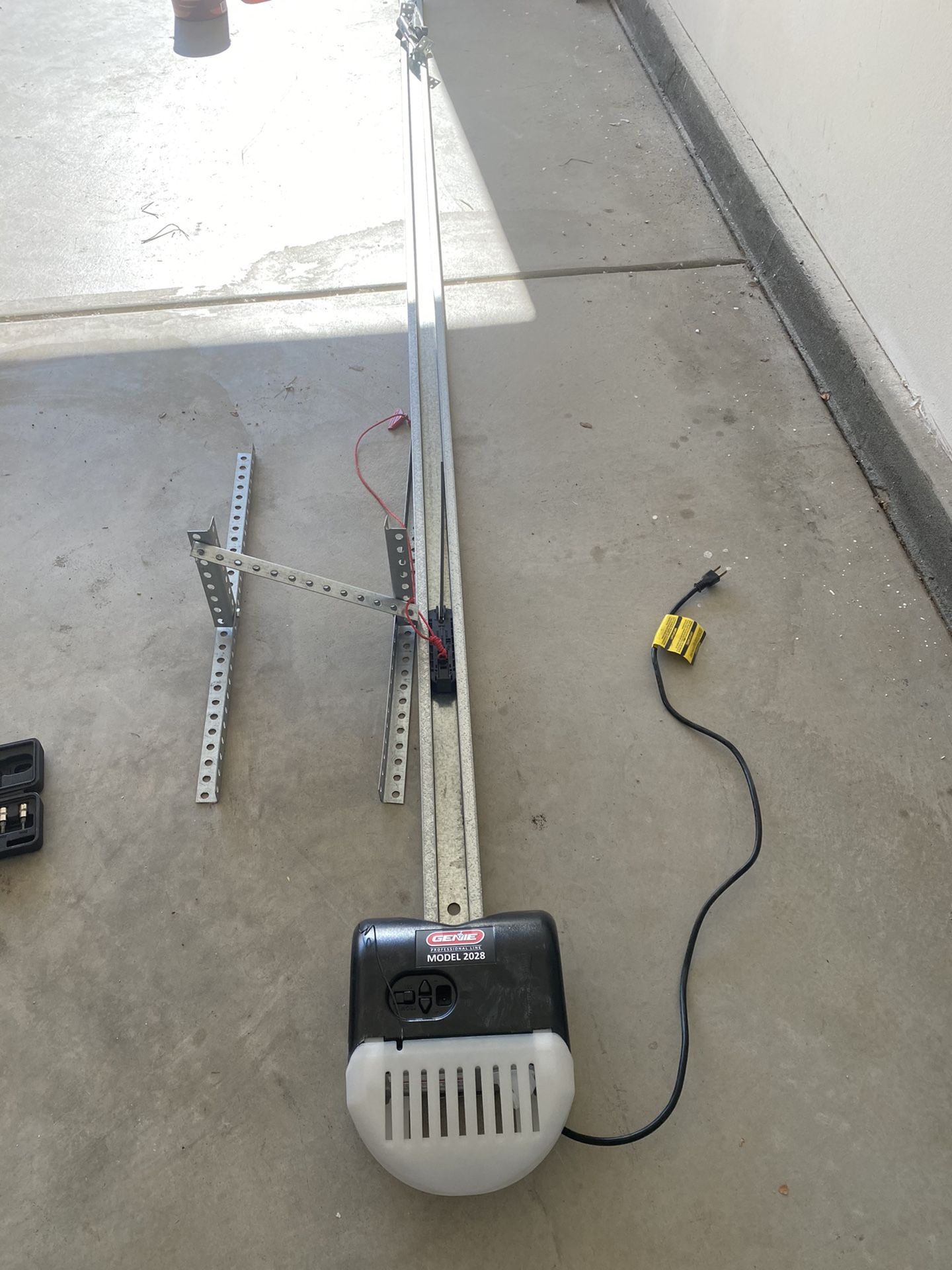 Genie Model 2028 Garage Door Opener for Sale in Temecula, CA OfferUp