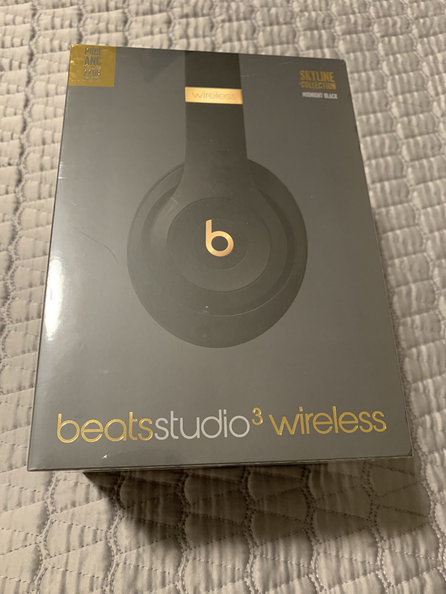 Beats Studio3 Wireless Headphones - The Beats Skyline Collection - Midnight Black