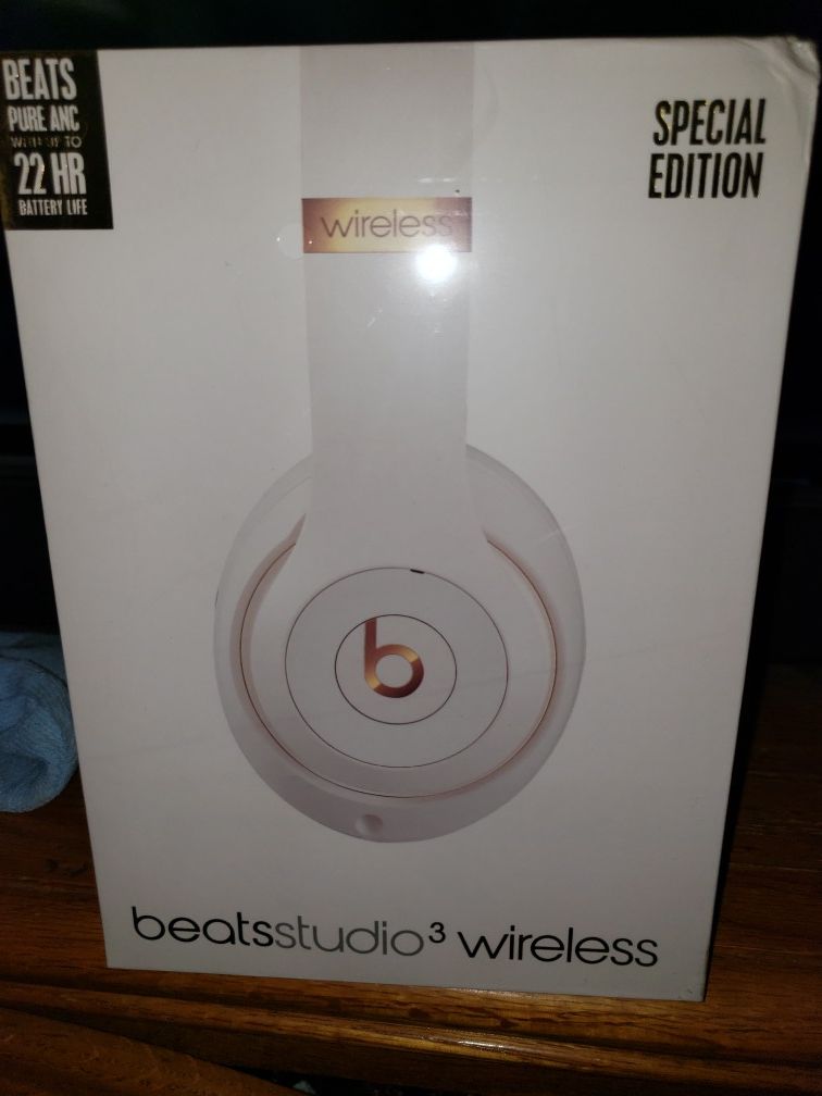 NEW IN BOX DR DRE BEATS studio 3 WIRELESS SPECIAL EDITION PRICE IS FIRM
