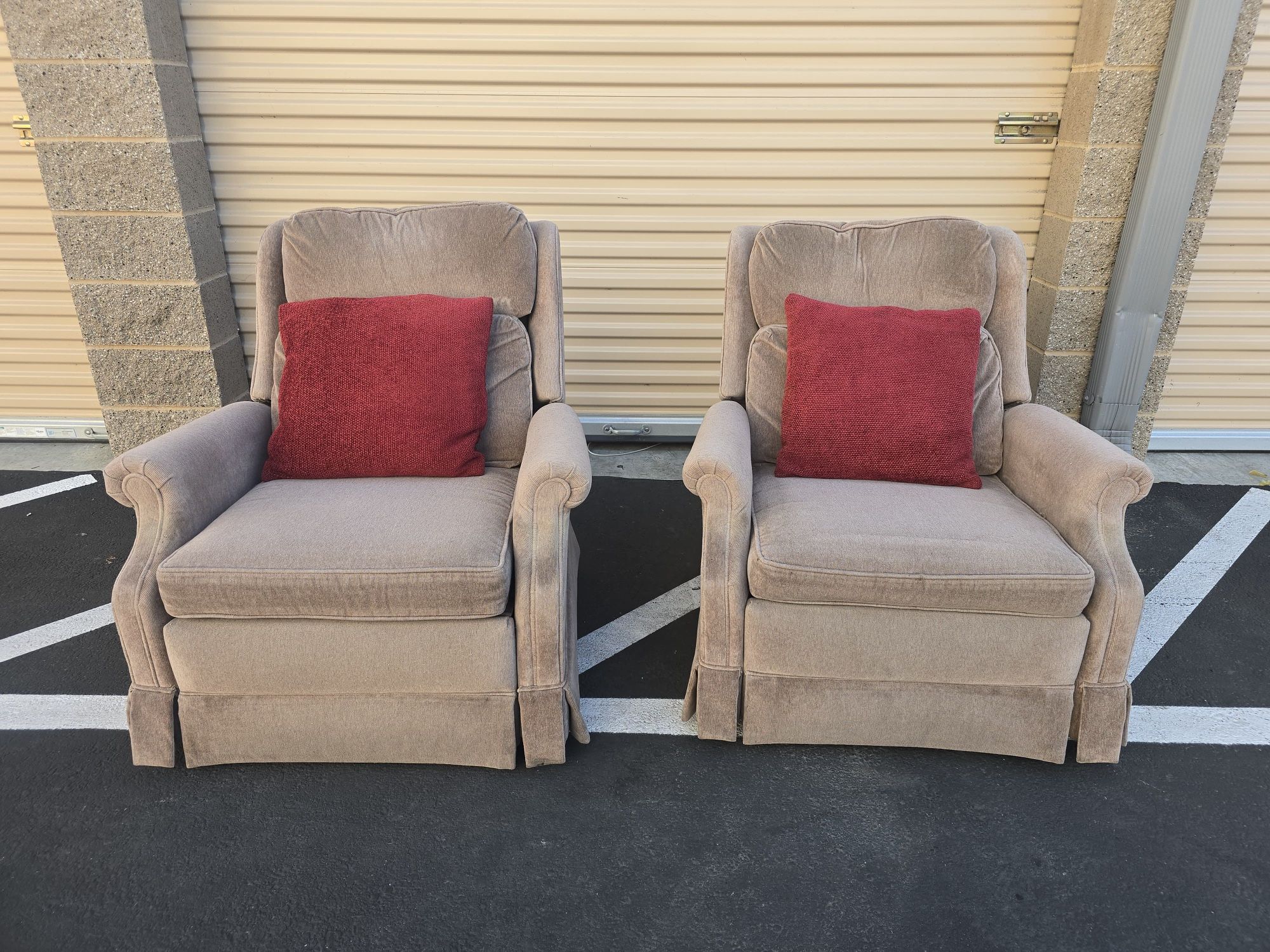 Pair Of Individual Sofas With Recliner/ Par Se Sillones Individuals Reclinables