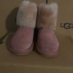 UGG.  BOTA.  Nuevas.  Size #3.  De Adulto 
