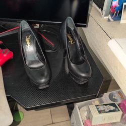 Yves Saint Laurent Black Pumps