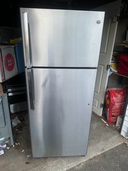 Nice and clean GE 18cu fridge like new