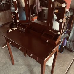 Children’s Vanity And Make-Up Table For Sale. 🧡🧡🧡🧡