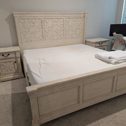 Farmhouse Style Solid Wood King Size Bed Frame And Nightstands