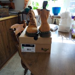 DR.AIR WAIR MARTENS TAN  BOOTS  SIZE 8  NEW IN BOX  $45