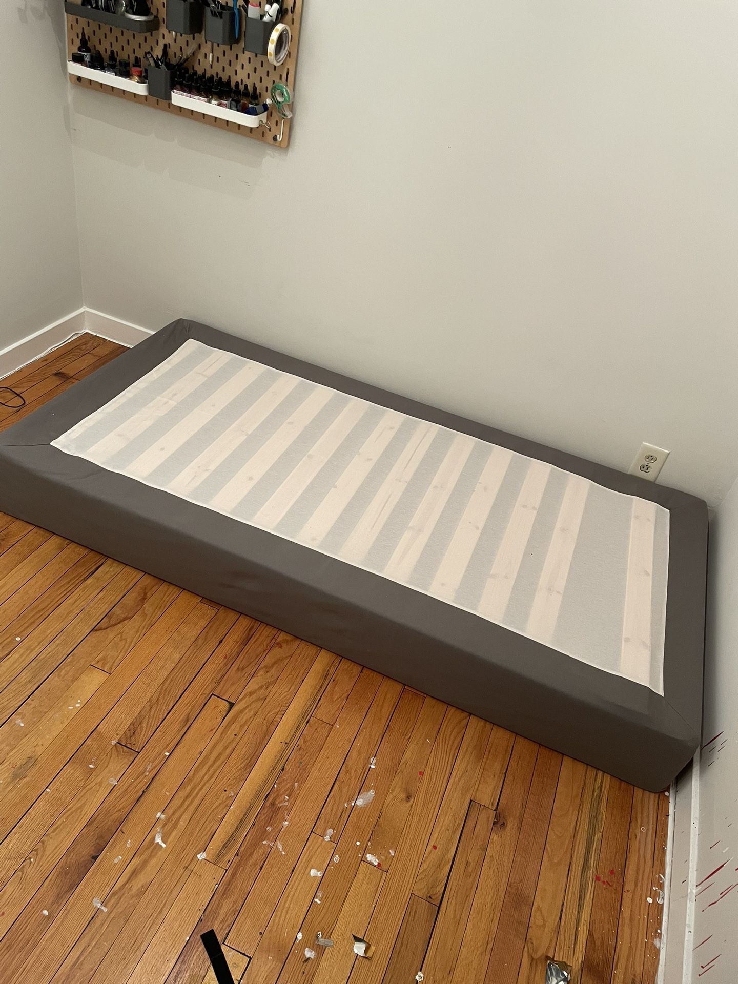 Twin bed frame IKEA 50$