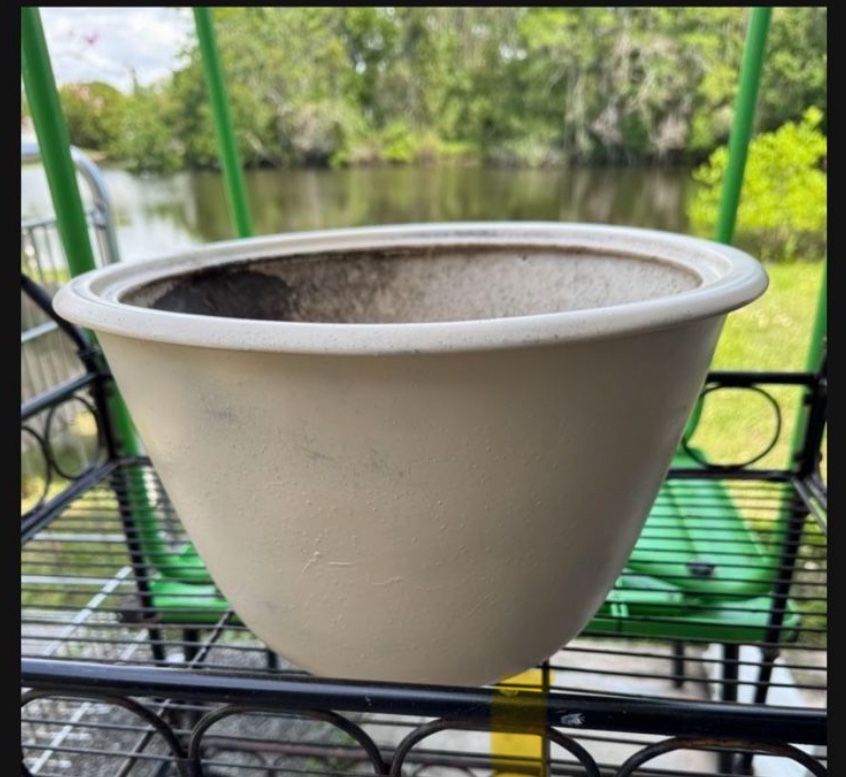 Large ceramic plant pot, no chips or cracks or Crazing