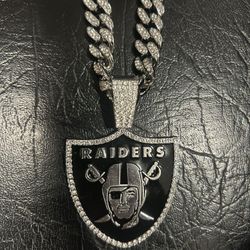 New Las Vegas Raiders Iced Out Silver NFL Football Logo CZ Pendant 24 Inch Cuban Chain 