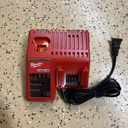 Milwaukee M12 and M18 12-Volt/18-Volt Lithium-Ion Multi-Voltage Battery Charger