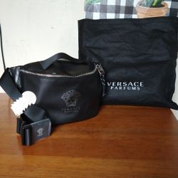 Riñonera Versace Parfums Auténtica Nueva Con Su Bolsa De Polvo