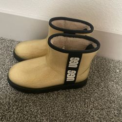 Women’s Ugg Mid Top Boots Size 6