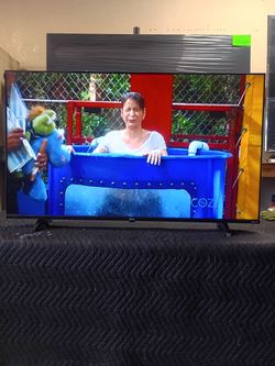 50 inch Roku 4k smart TV beautiful tv comes with remote control shows great quality clear picture works perfect guaranteed