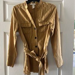 Like new H&M Women's Mustard Button-Front shirt with matching tie belt Size 2