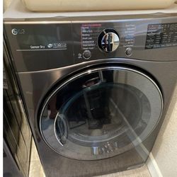 LG  Electric Dryer with TurboSteam™