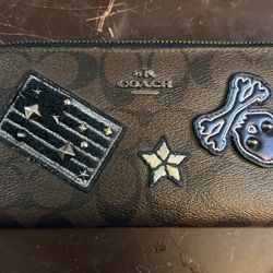 COACH LADIES ZIPPER WALLET WITH PATCHES 