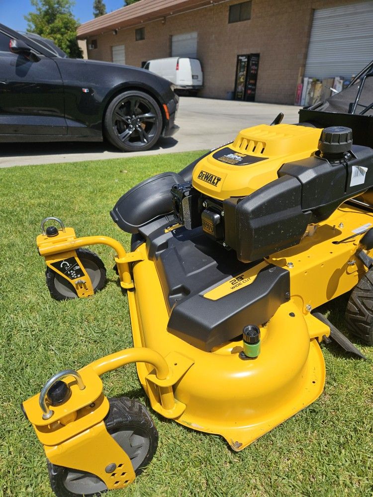 DEWALT
28 in. 224cc E-GOV Engine
3-in-1 Gas RWD Self-
Propelled Lawn Mower with
High Rear Wheels