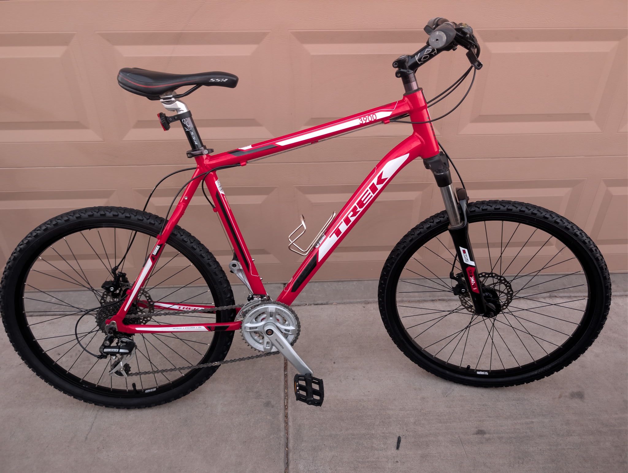 26"x2.0. TREK 3900 MENS MOUNTAIN BIKE (XL). ALUMINUM 24 SPEEDS. EXCELLLENT CONDITION FRESHLY TUNE UP ๐๐ผ