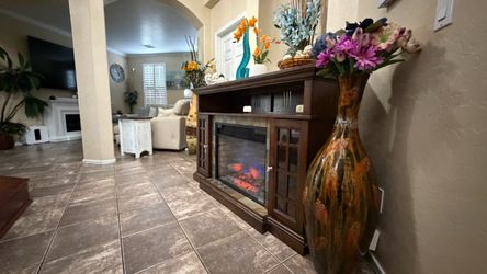 beautiful fireplace/tv stand in excellent condition 5 colors of flames 60”in  long