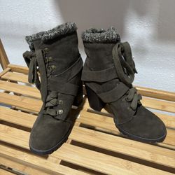 Women’s Olive green heel boots (size 8)