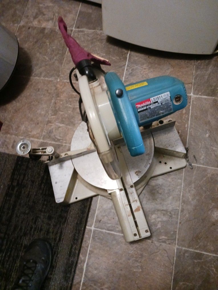 Black & Decker 10 inch compound miter saw by Firestorm with portable  folding stand and laser excellent condition saw blade is New for Sale in  Portsmouth, VA - OfferUp