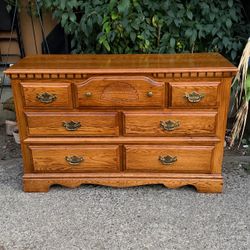 Vintage Traditional Style Honey Oak 7-Drawer Dresser