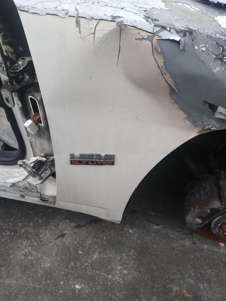Dodge hemi motor for parts or block wires burned ex trooper car