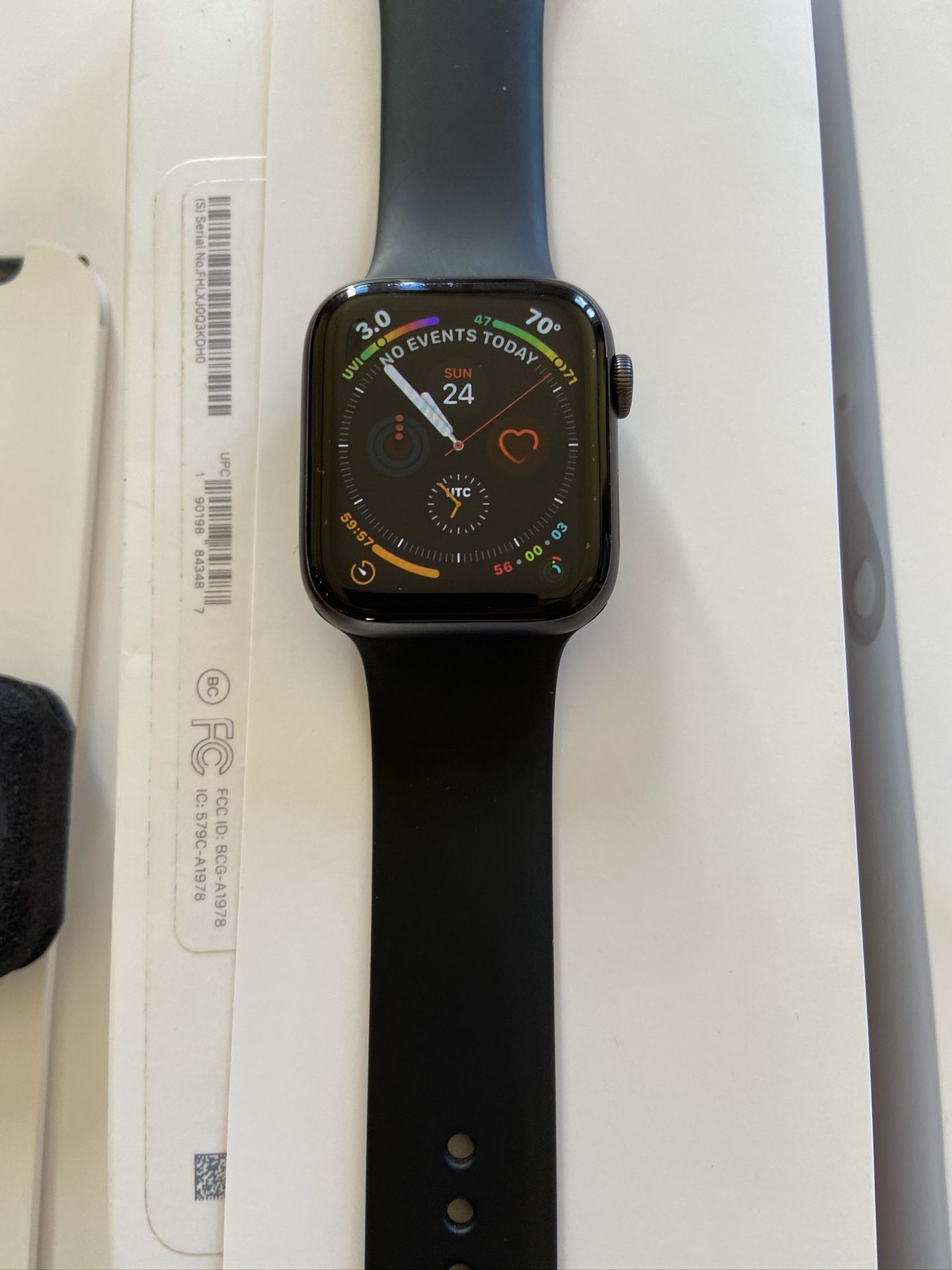 Apple Watch 4 GPS 44mm with extra cases