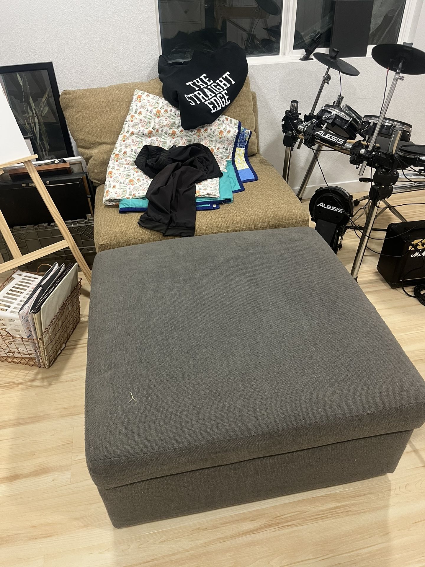 Large Bassett Storage Ottoman On Wheels 