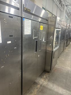 True TG2R-2S Two-Door Commercial Refrigerator (S/N (contact info removed))