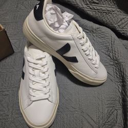 VEJA Campo “Extra White / Black” low‑top leather sneakers (unisex sizing).
