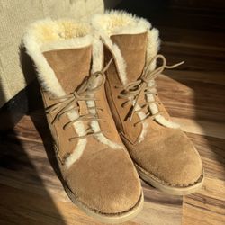 UGG QUINCY BOOT size 7.5 womens