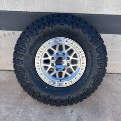 Rines KMC 17"  Con Llantas NITTO RIDGE GRAPPLER 33X12.50-17  Para Troca CAMIONETA Y Jeep (Financiamos)