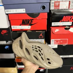 Adidas Yeezy Stone Sage Foam Runner size 10 VNDS 