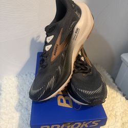 BROOKS  in size 9 men’s
