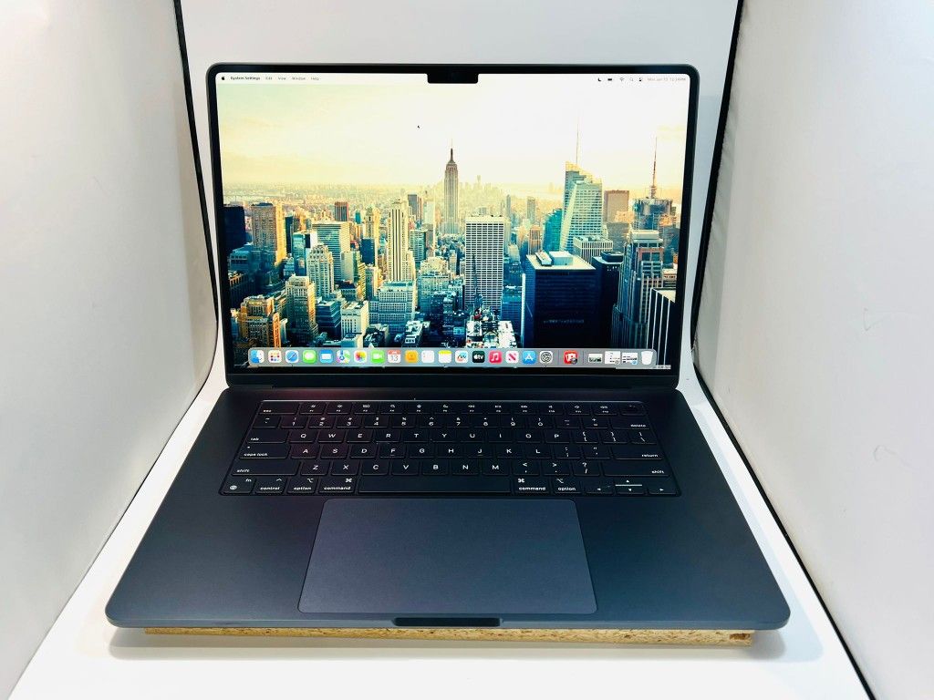 Apple MacBook Air 15” M3 2024 16GB RAM 512GB With Apple Care+ till 04/11/2027 Like New!!!