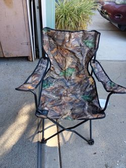 Folding camo chair