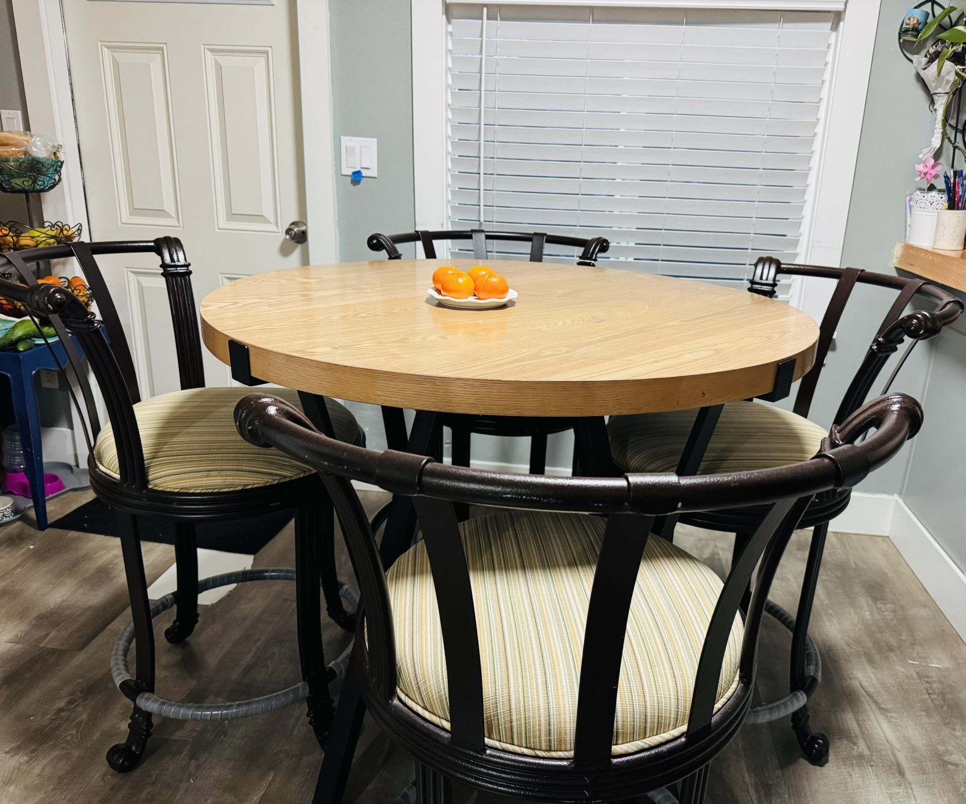 dinning tale and chairs 